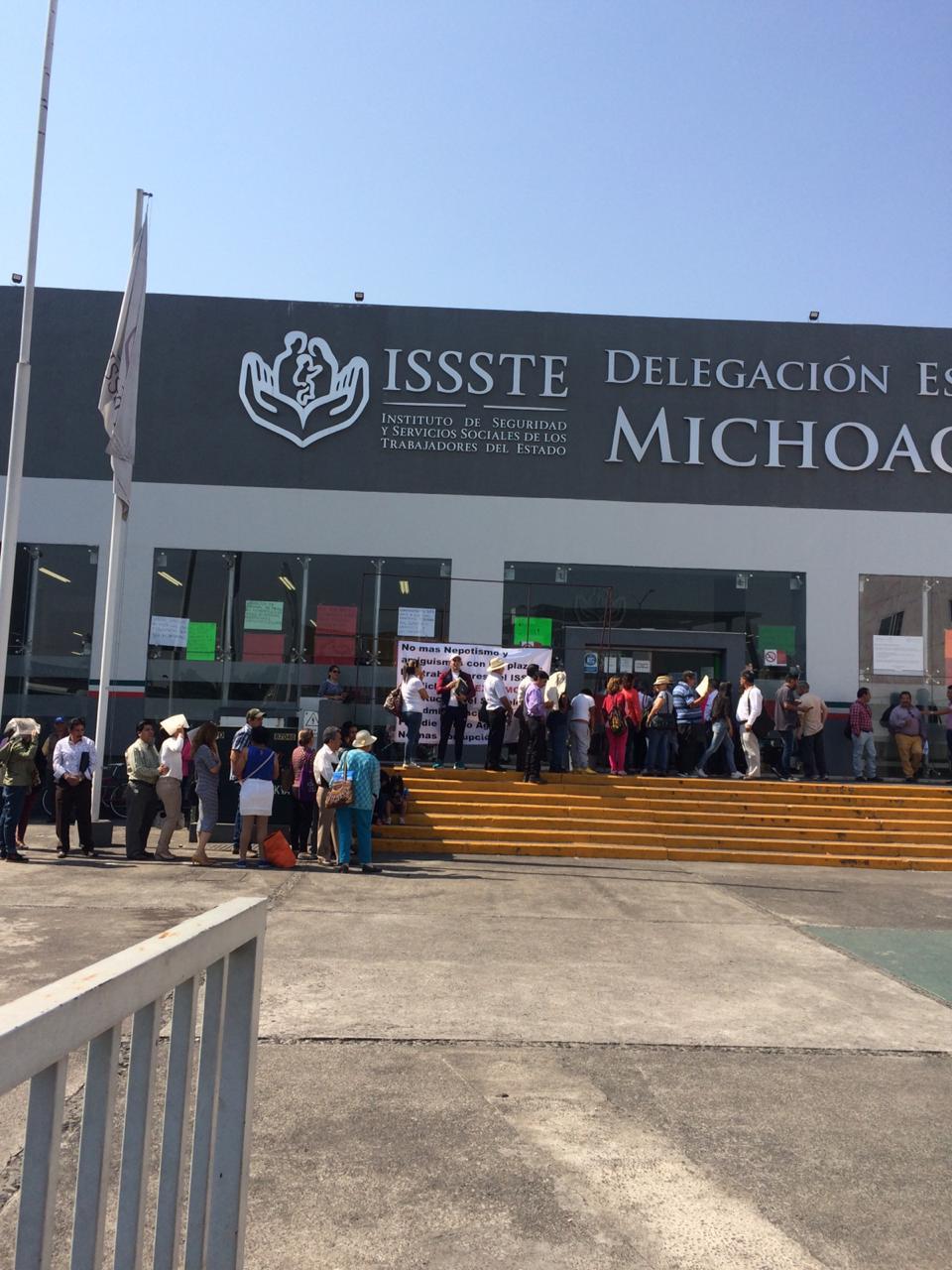 Por presuntos actos de corrupción, trabajadores toman delegación del ISSSTE