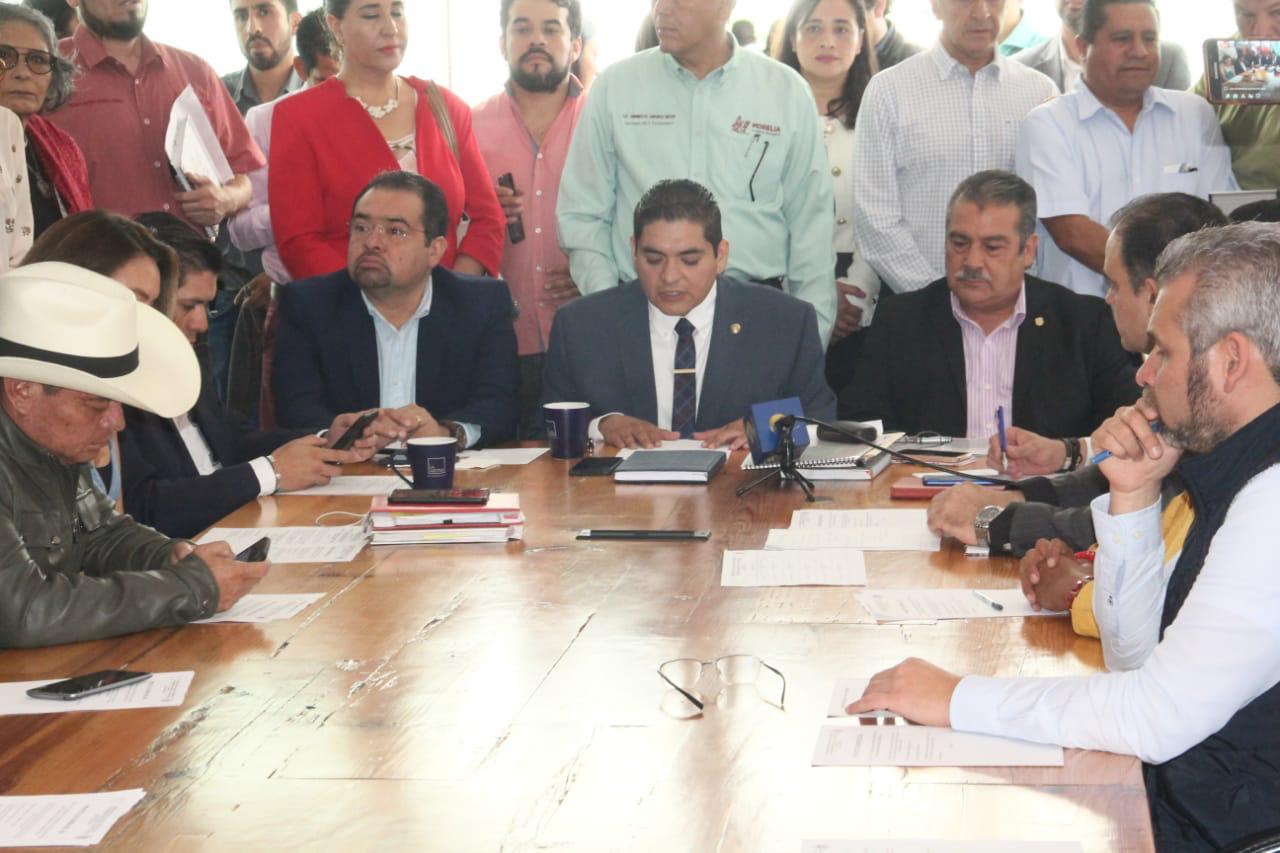 Diputado asiste de porrista a comparecencia de alcalde de Morelia