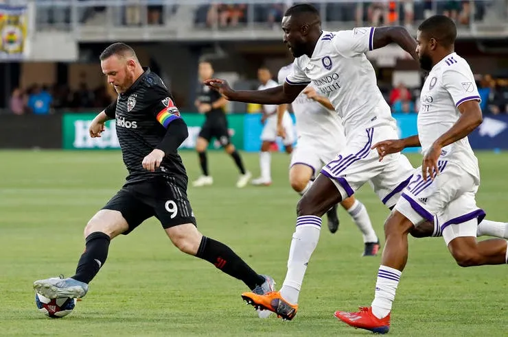 Así el golazo de Wayne Rooney desde su propio campo