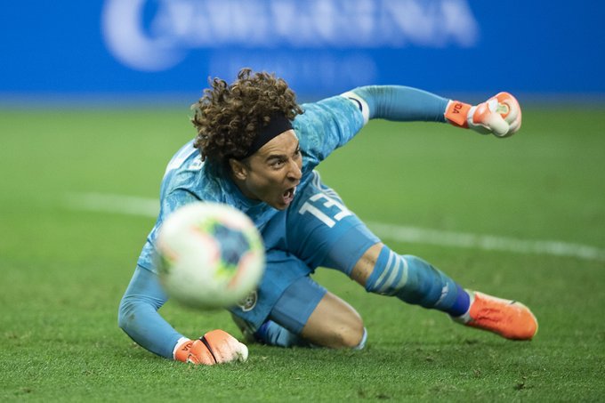 México avanza a semifinales; Memo Ochoa el héroe