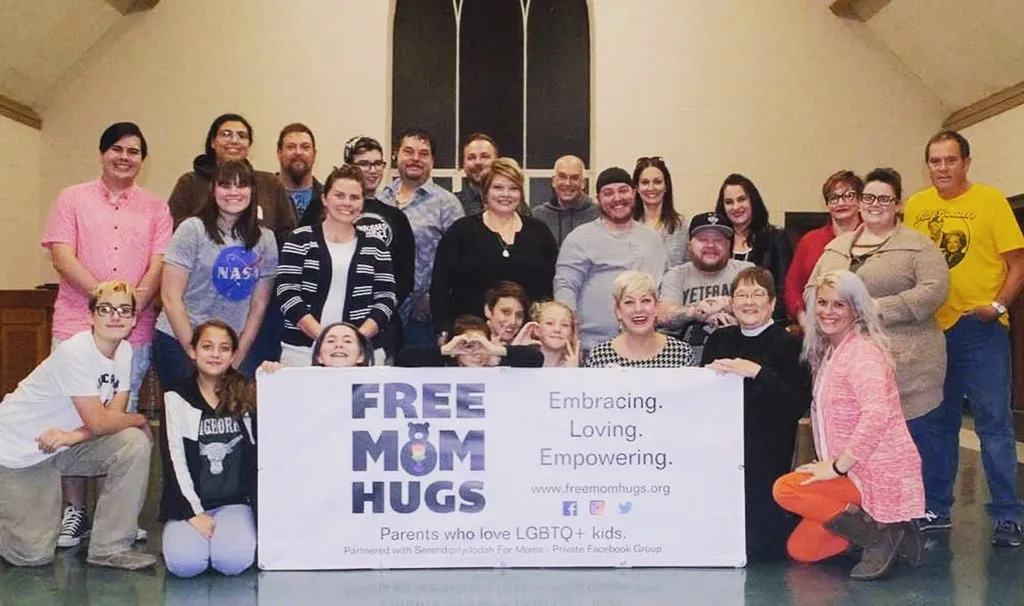 Madres regalan abrazos a jóvenes en marchas LGBT