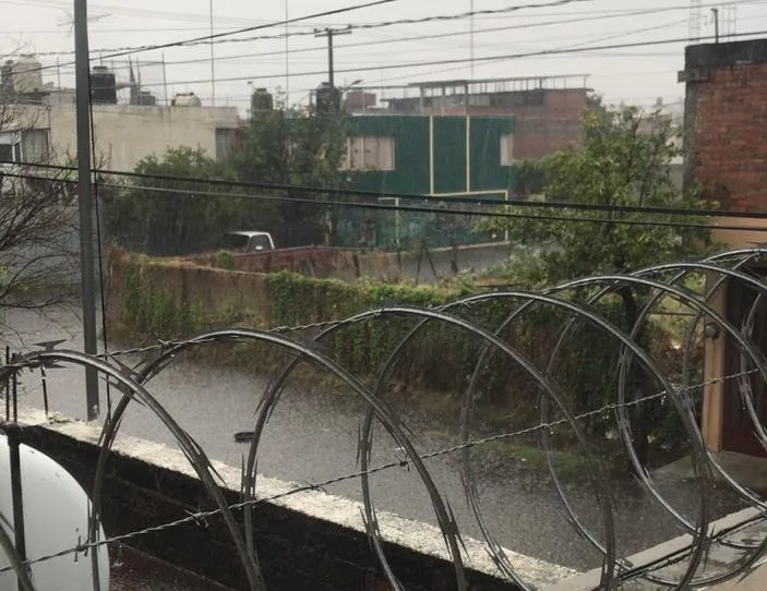 Encharcamientos y dificultades vehiculares provocan lluvias en Morelia