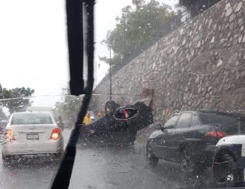 Por lluvias, se registra una volcadura en Morelia