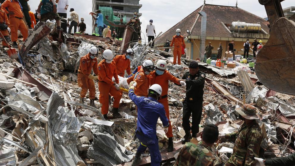 Incrementa número de muertos por derrumbe en Camboya