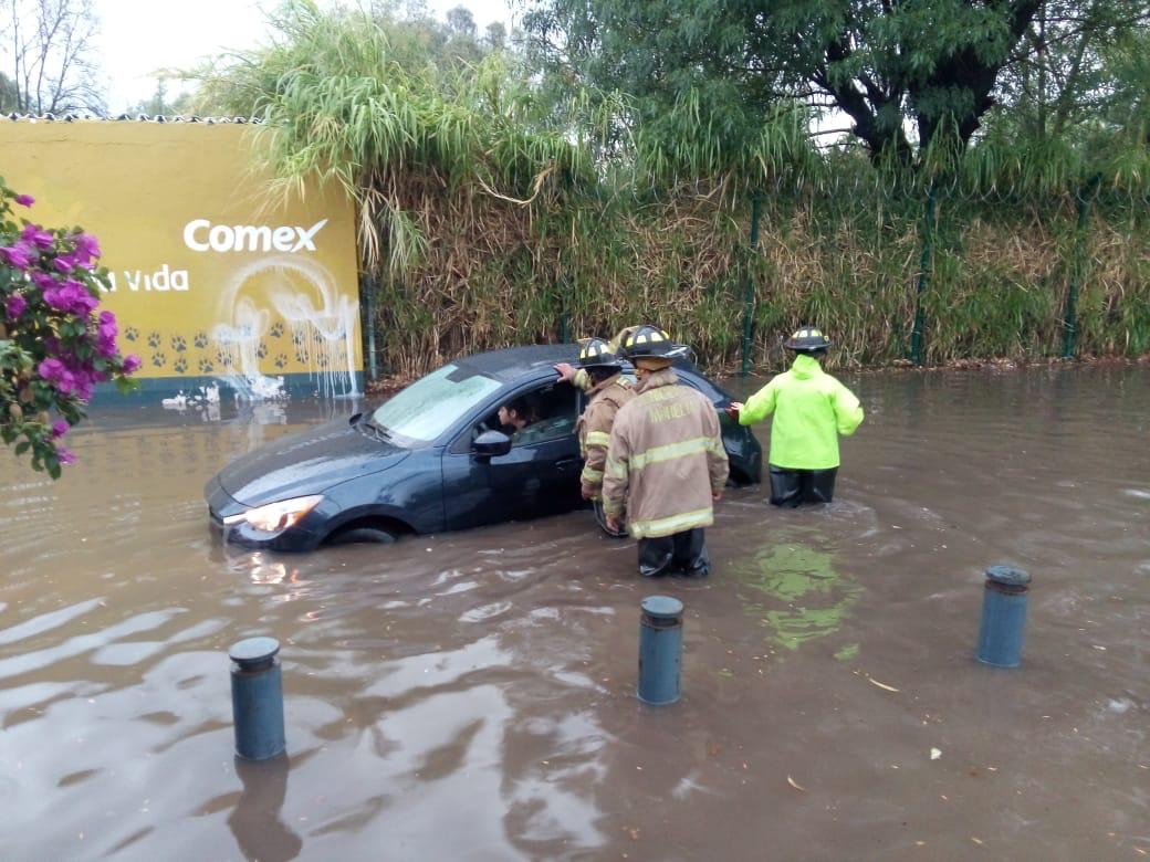 Vehículos varados en inundaciones, por imprudencia: PC Morelia