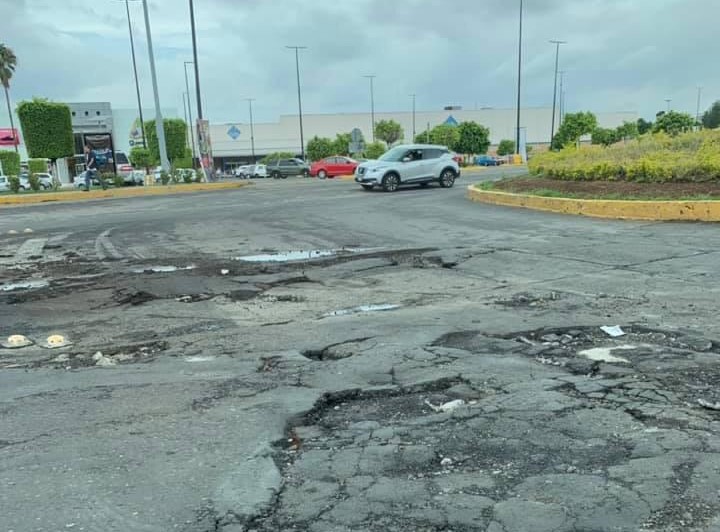 Denuncian megabaches en importante avenida de Morelia