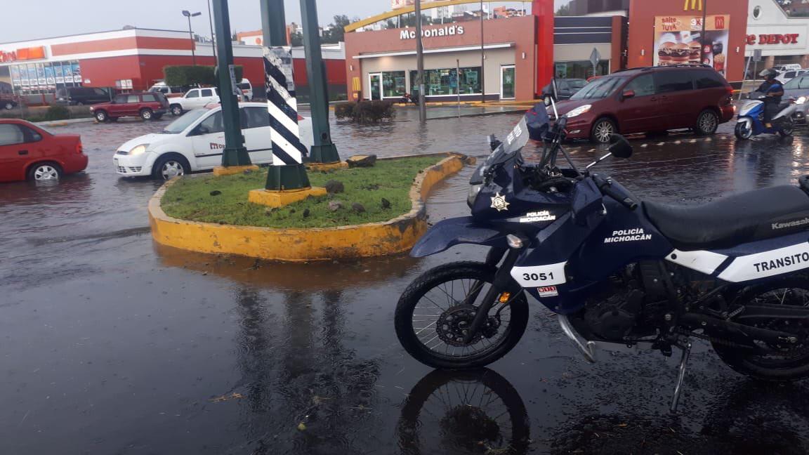 Lluvia de esta tarde deja encharcamientos en Morelia