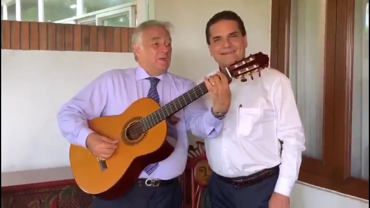 Al ritmo de Leit it be de The Beatles, Silvano y Torruco presumen guitarras de Paracho