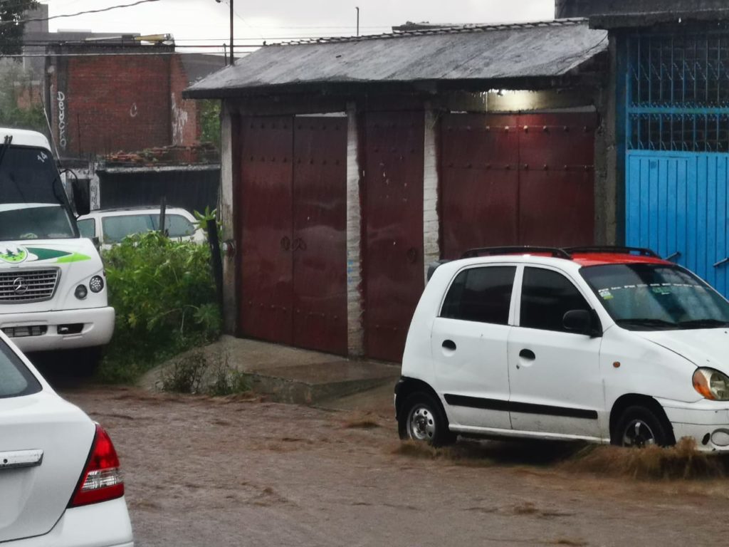 Se registran fuertes encharcamientos por lluvias en Morelia