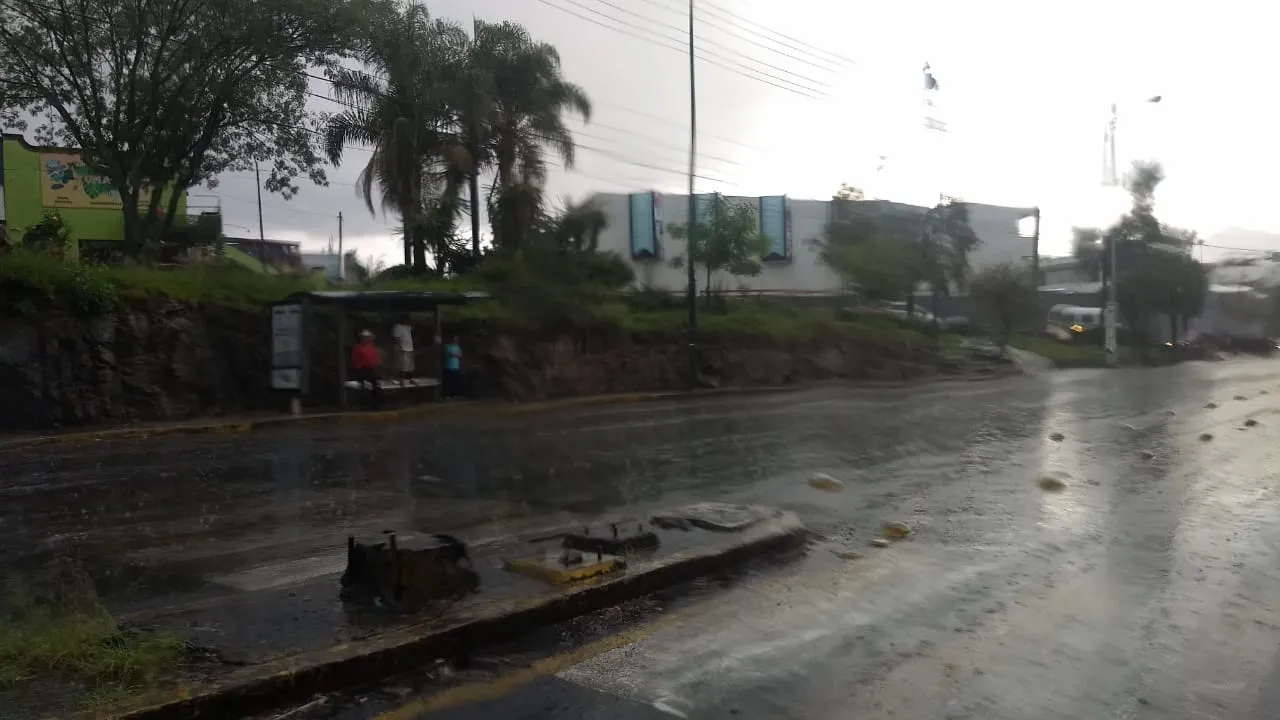 Se registran fuertes encharcamientos por lluvias en Morelia