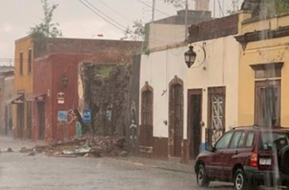 Se derrumba casa en el centro de la ciudad