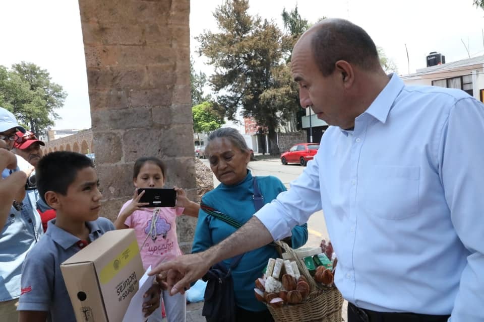 Entrega beca, útiles, libros y mochila secretario de Educación a niño que estudia y vende dulces