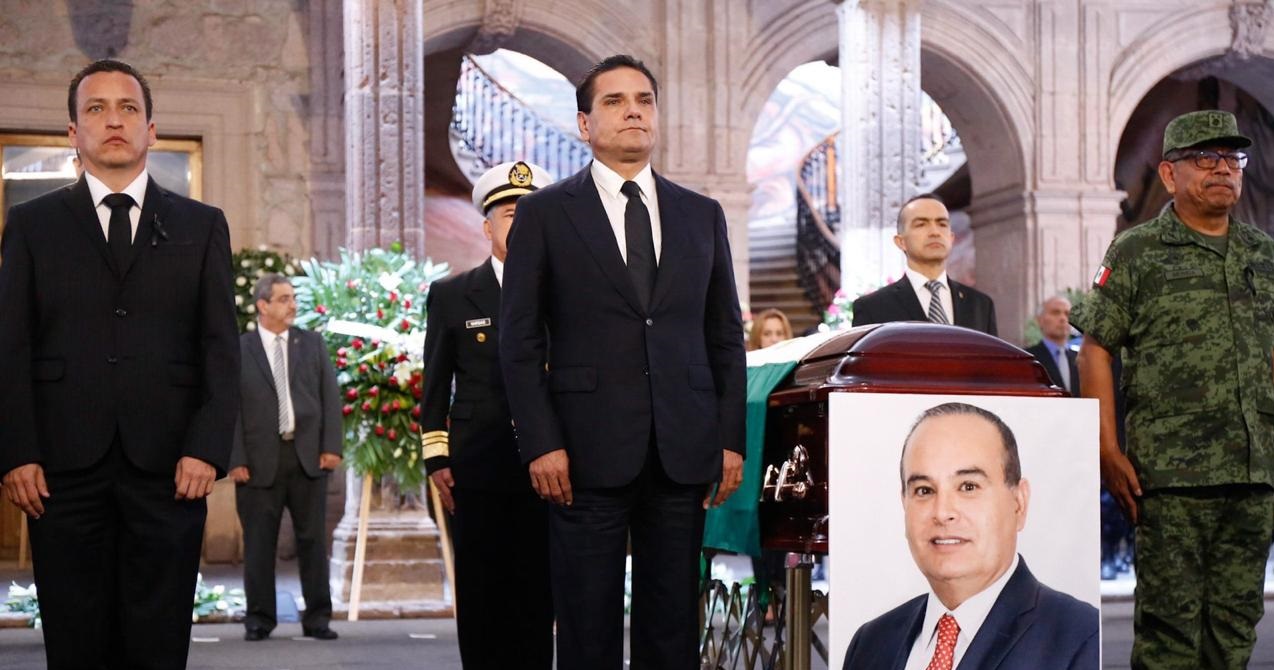 Con honores despiden a funcionarios y pilotos muertos en accidente aéreo en Michoacán