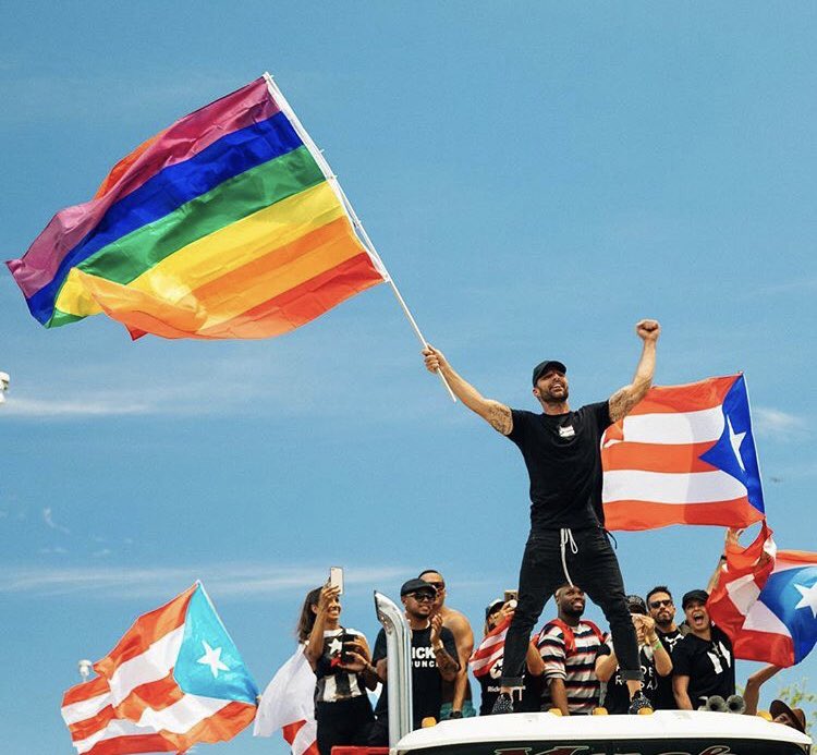 Se manifiesta Ricky Martin con bandera LGBT en Puerto Rico