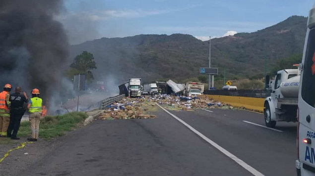 Mientras saquean su tráiler, chofer muere calcinado