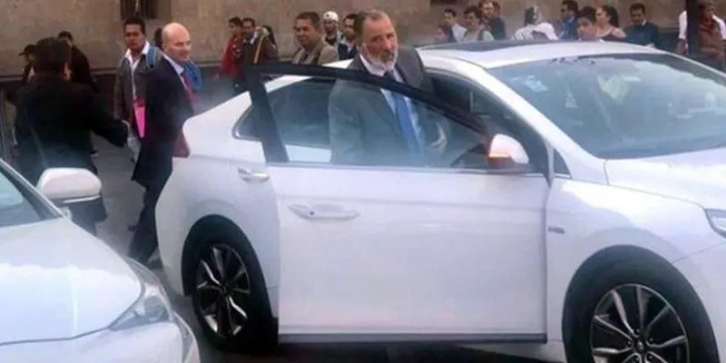 Meade y González Anaya captados saliendo de Palacio Nacional