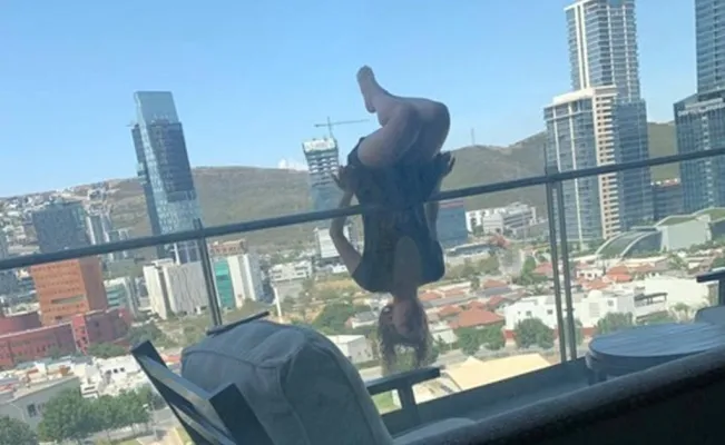 Cae joven del quinto piso practicando 'yoga extrema'
