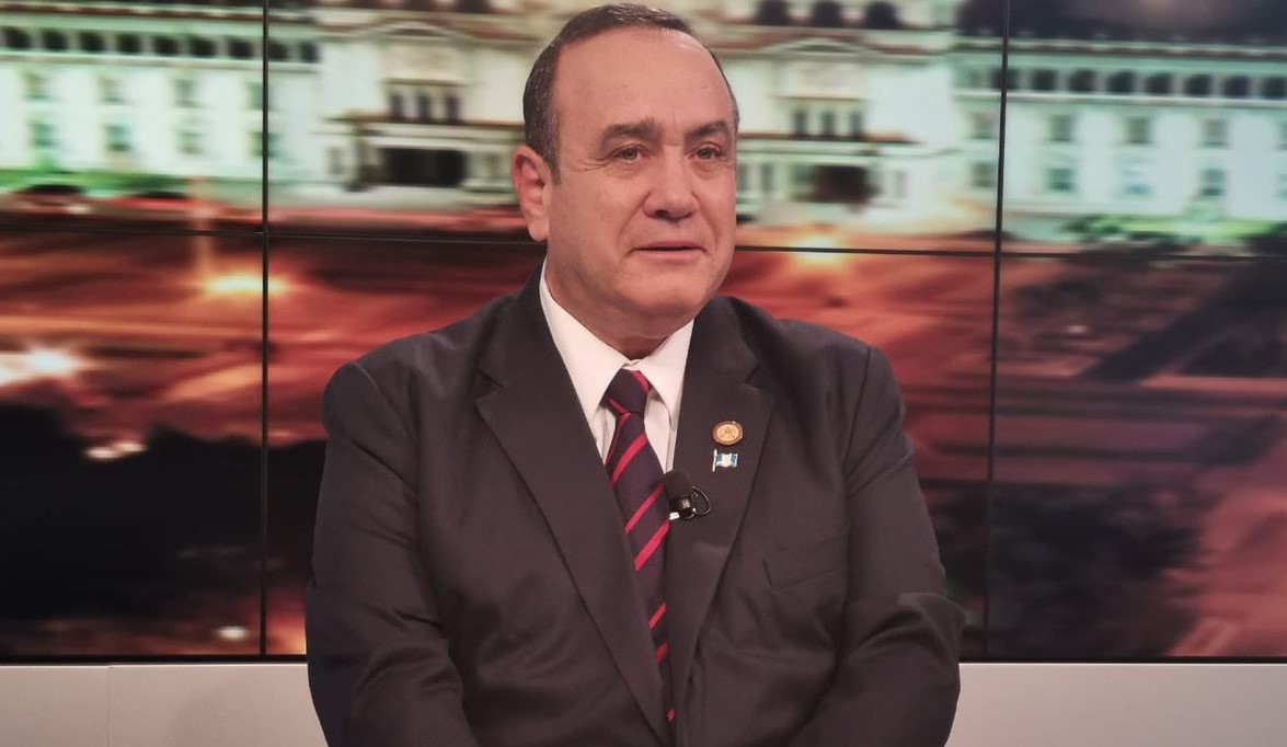 Conservador gana presidencia de Guatemala