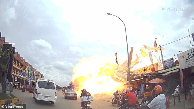 #Video Explota gasolinera clandestina en Camboya