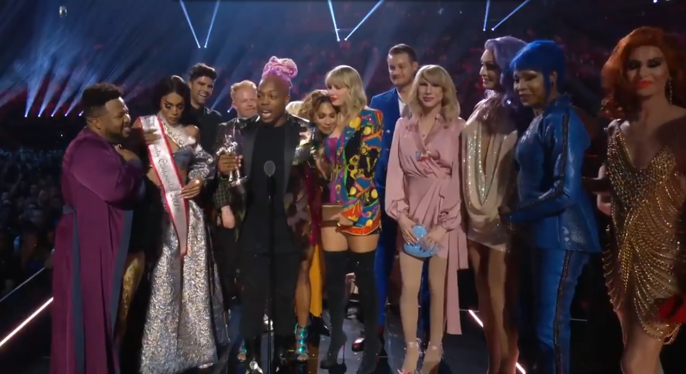 Comunidad LGBT es apoyada durante los MTVVMAS