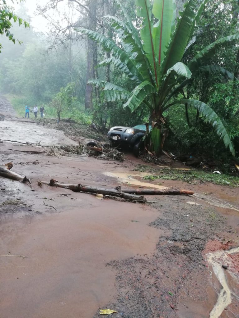 Lluvias desploman puente vehícular en Los Reyes, Michoacán