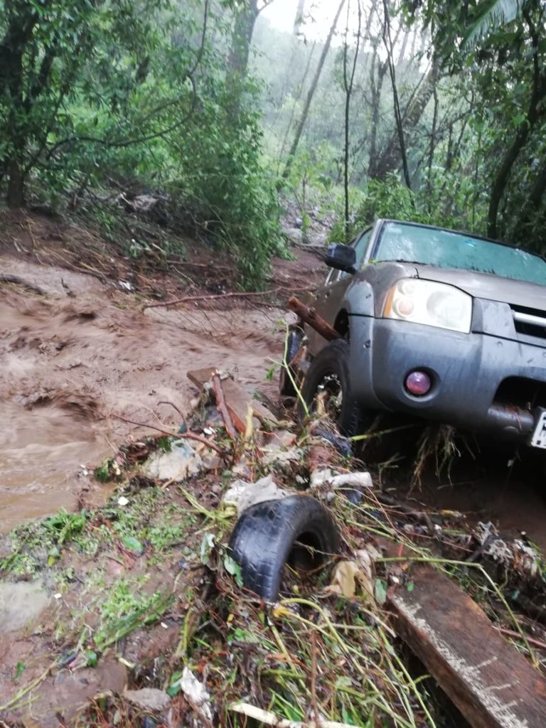 Lluvias desploman puente vehícular en Los Reyes, Michoacán