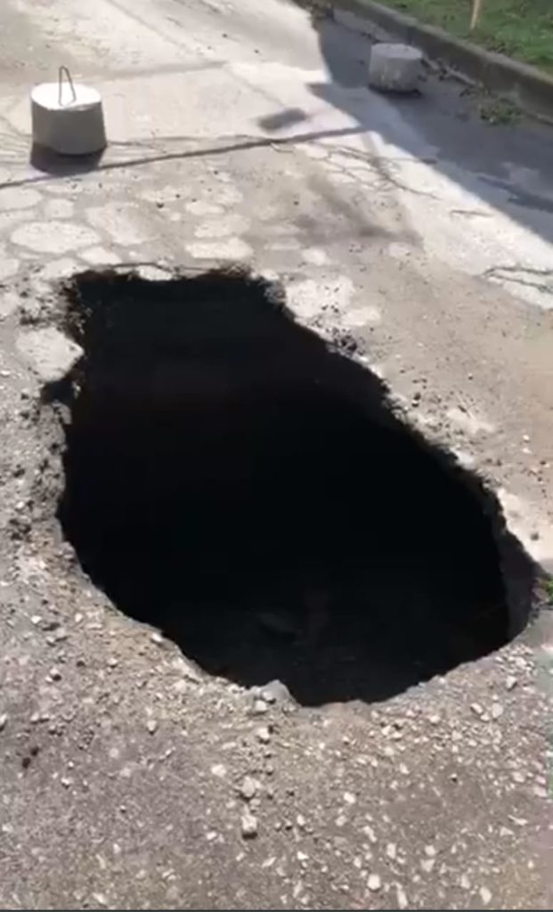 Aparece un socavón en Ciudad Industrial