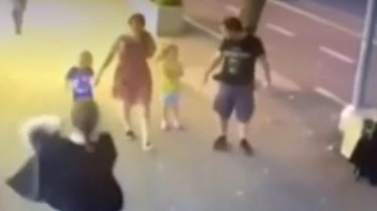 #Video Mujer ataca a niño de tres años en la cara