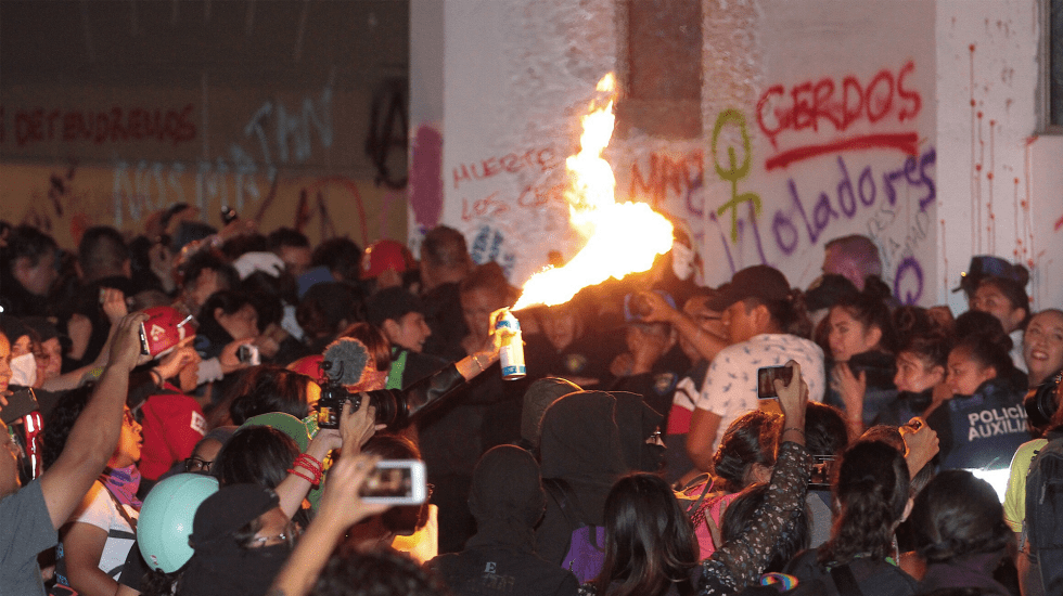 Reprueban actos vandalicos en marcha feminista