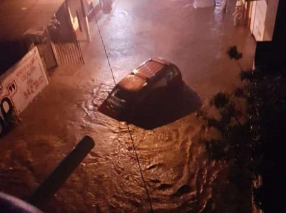 Lluvia desborda río en Los Reyes y provoca severas inundaciones