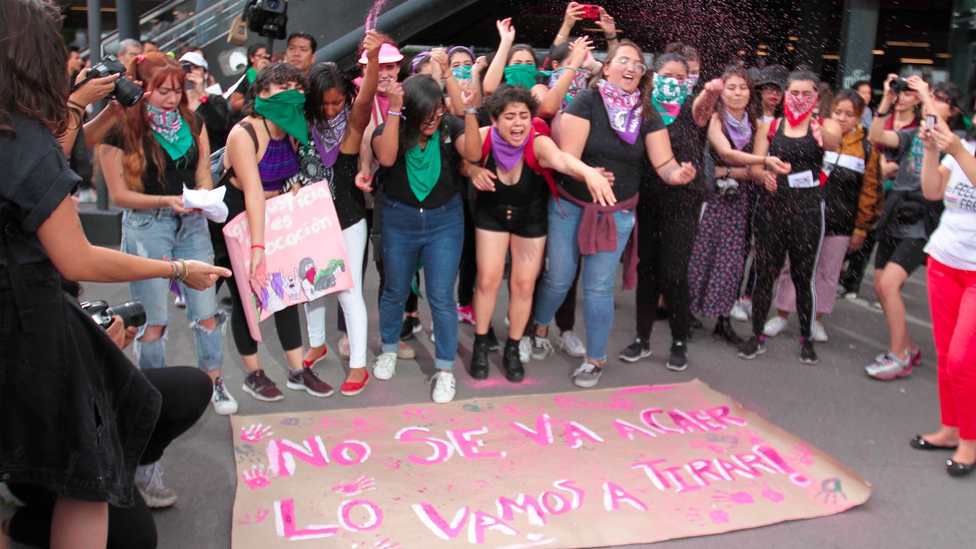 Reprueban actos vandalicos en marcha feminista