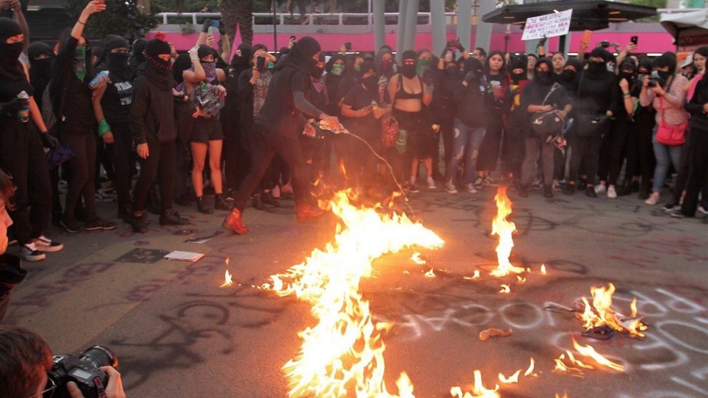 Reprueban actos vandalicos en marcha feminista