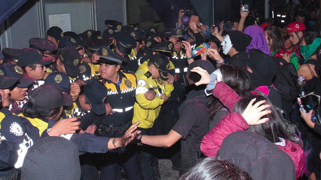 Reprueban actos vandalicos en marcha feminista