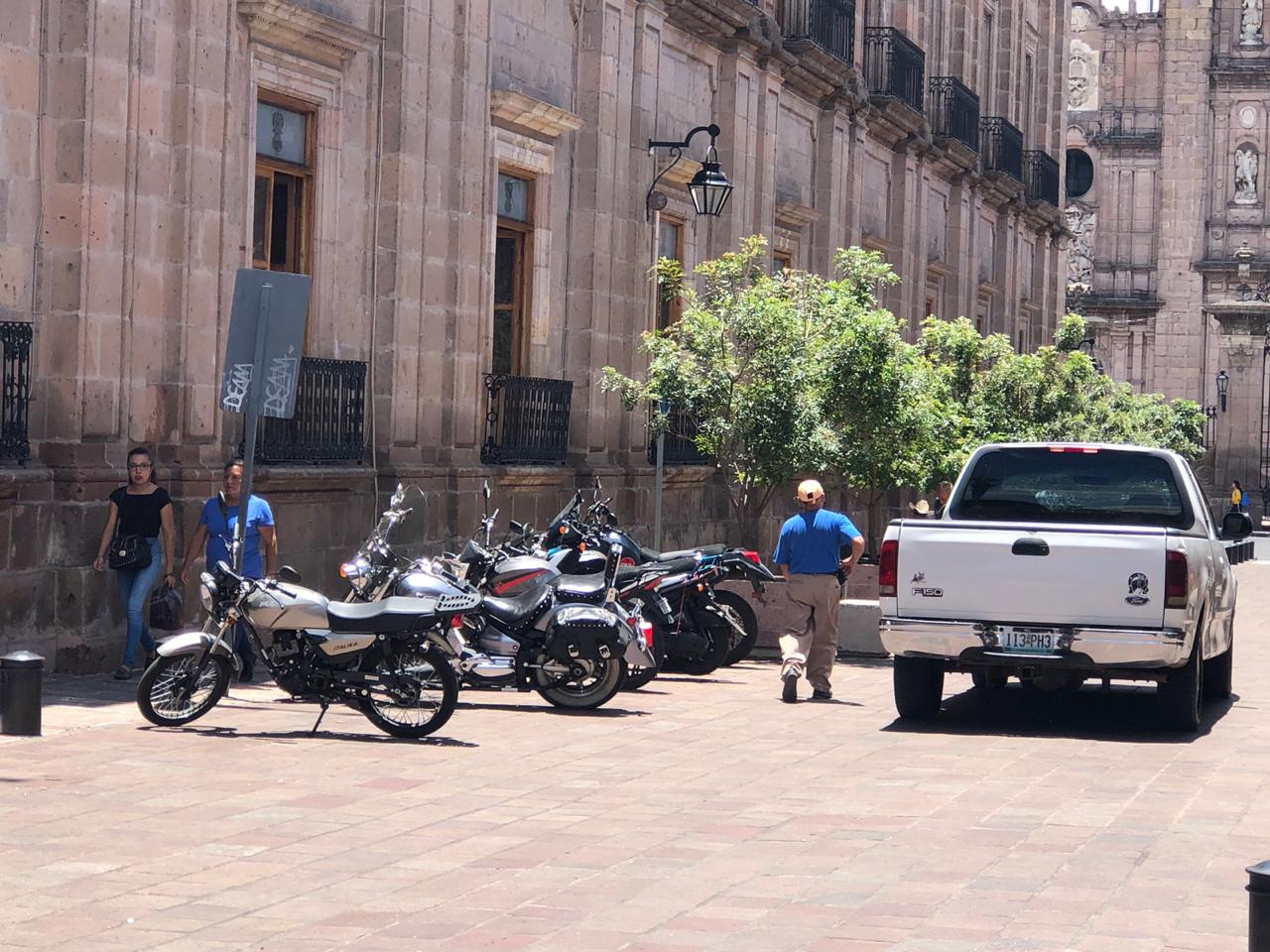 También calle Benito Juárez es usada de estacionamiento