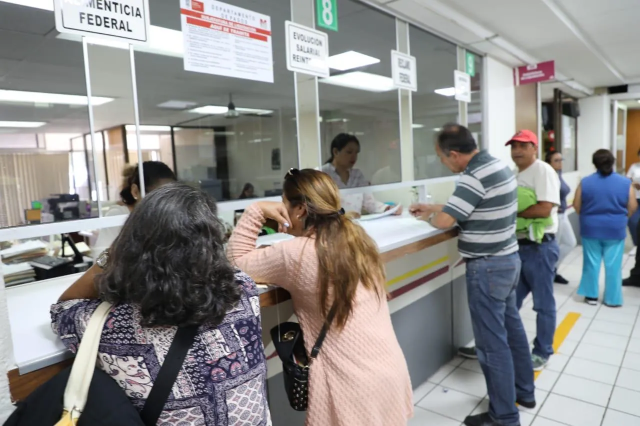 Tarde pero seguro; inicia dispersión del pago a maestros michoacanos