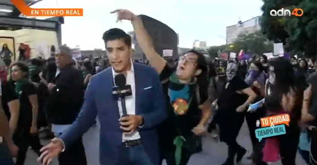 Agreden a periodista durante protesta