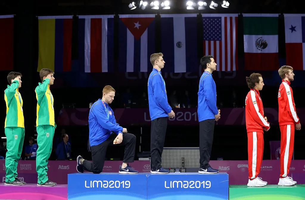 Atleta de EU se arrodilla durante premiación en Lima 2019