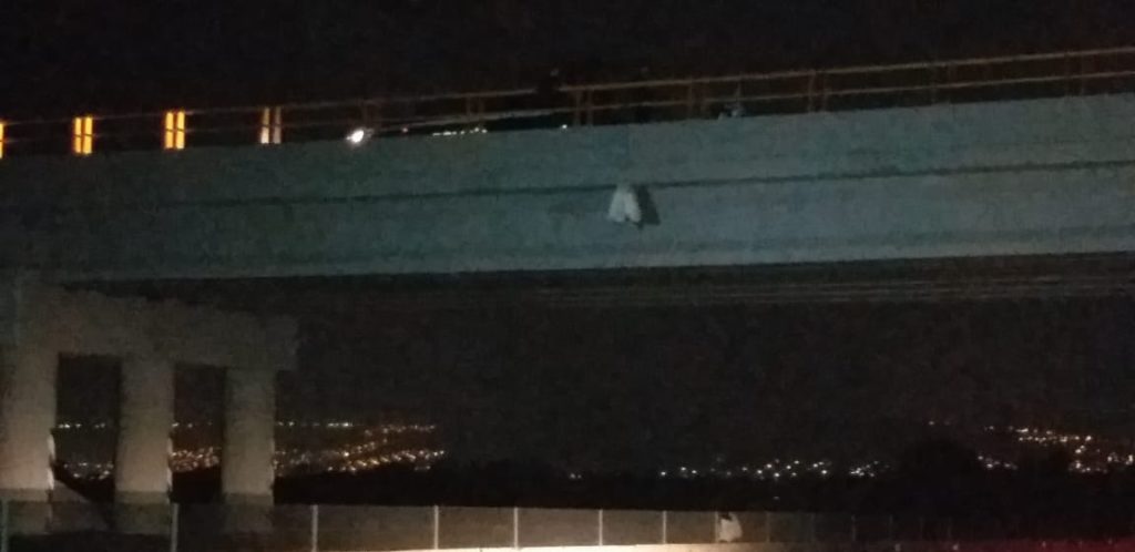 Hallan descuartizado colgado en puente de Michoacán