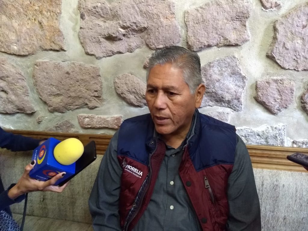  El pasado sábado, inspectores del ayuntamiento acudieron al Pabellón don Vasco para clausurar de manera simbólica dicho evento.  Luego que el pasado sábado inspectores de vigilancia del Ayuntamiento de Morelia clausuraran simbólicamente el evento del Congreso Nacional Charro, el Secretario del Ayuntamiento, Humberto Arróniz Reyes señaló que éstos, no contaban con los permisos necesarios para operar, motivo por el cual, tuvieron que proceder.  Arróniz Reyes expuso que los organizadores del evento, no pagaron los permisos para boletar el espectáculo, así como de la venta de cerveza, mismos que podrían generar ventas cercanas a los 180 mil pesos, lo que originó que en las puertas del pabellón don Vasco, se colocaran las cintas de clausura.  "No dieron aviso al ayuntamiento acerca del boletaje y la venta de cerveza, por lo que los inspectores acudieron al lugar y de manera simbólica, clausuraron el evento por no tener los permisos", dijo.  Pese a este problema, los múltiples eventos que se tenían contemplados tanto para el resto del sábado y del domingo, se llevaron a cabo sin ningún problema, por lo que el funcionario municipal indicó que los organizadores pagarían sus permisos está tarde y se seguiría realizando dicho congreso.  El secretario agregó que pese a ser un evento de talla nacional, este tipo de acciones demuestra que no se tendrá ningún tipo de contemplación a aquellos que no cumplan con los permisos necesarios para operar en la capital michoacana.  Dicho evento arrancó el pasado viernes 8 de noviembre, en dónde se indicó se esperaba una afluencia de más de 120 mil personas en la ciudad, mismos que provienen de los diferentes estados de la república mexicana, así como de Estados Unidos.