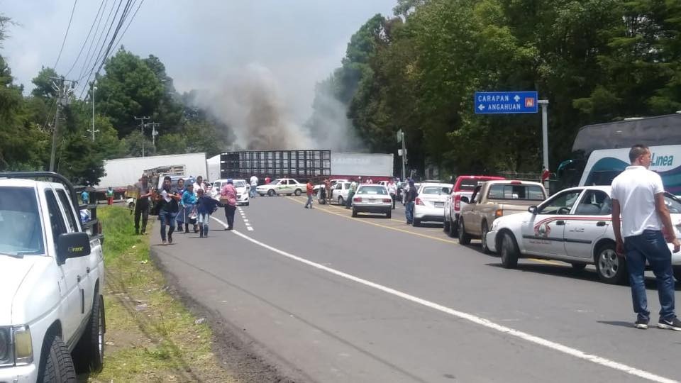 Cinco policías retenidos por comuneros de Capacuaro, Michoacán