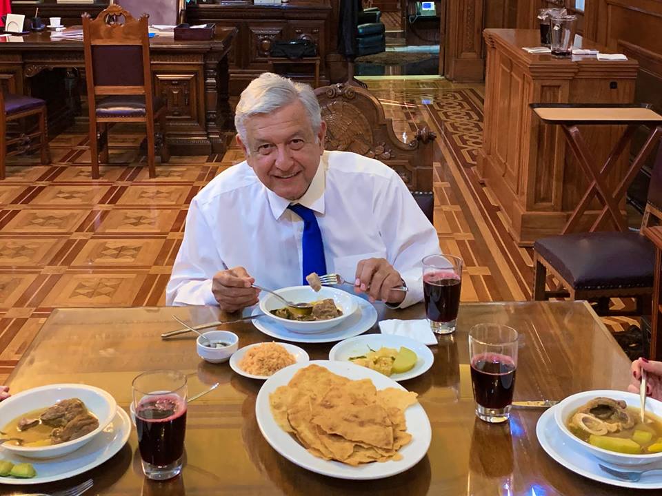 Cambia AMLO cena lujosa para el 15 de septiembre por convivio con antojitos