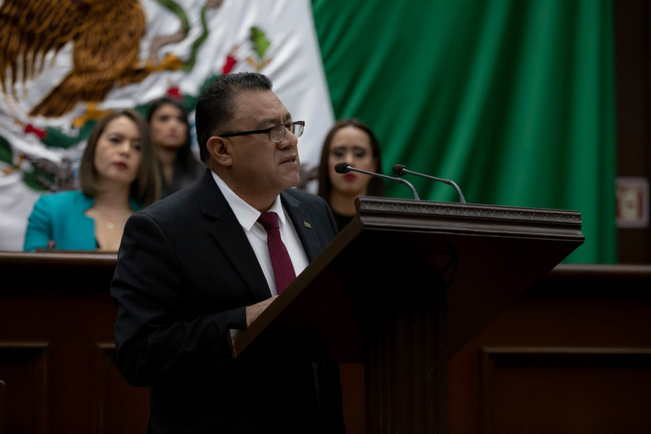 Propone Fermín Bernabé regular conformación de grupos parlamentarios en Congreso