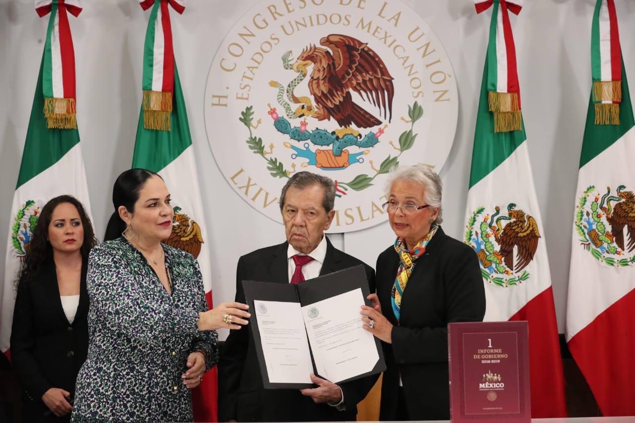 Entre protestas se entrega en el Congreso Primer Informe de AMLO