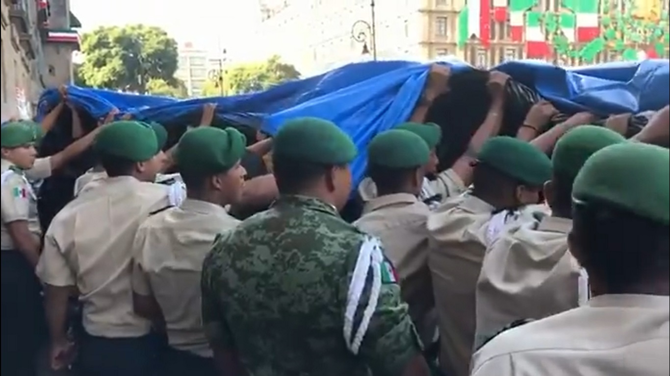 Manifestantes agraden a militares en Palacio Nacional