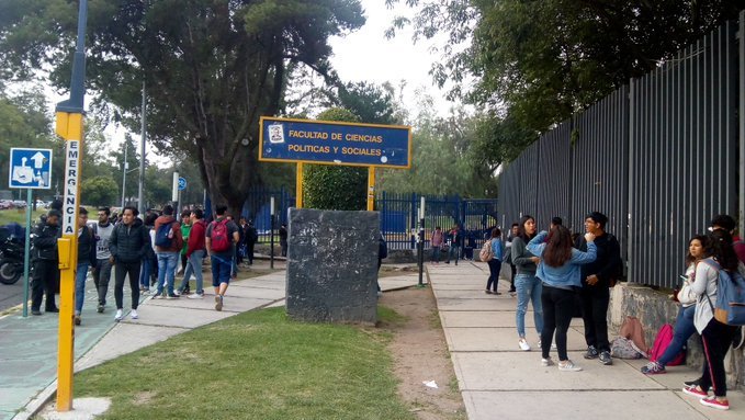 Estudiantes impiden que Ricardo Anaya imparta clase en la UNAM