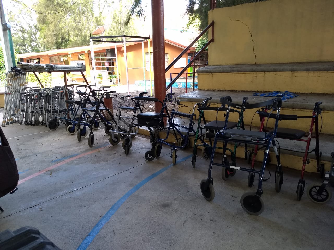 Javier Estrada Cárdenas entrega 42 sillas de ruedas