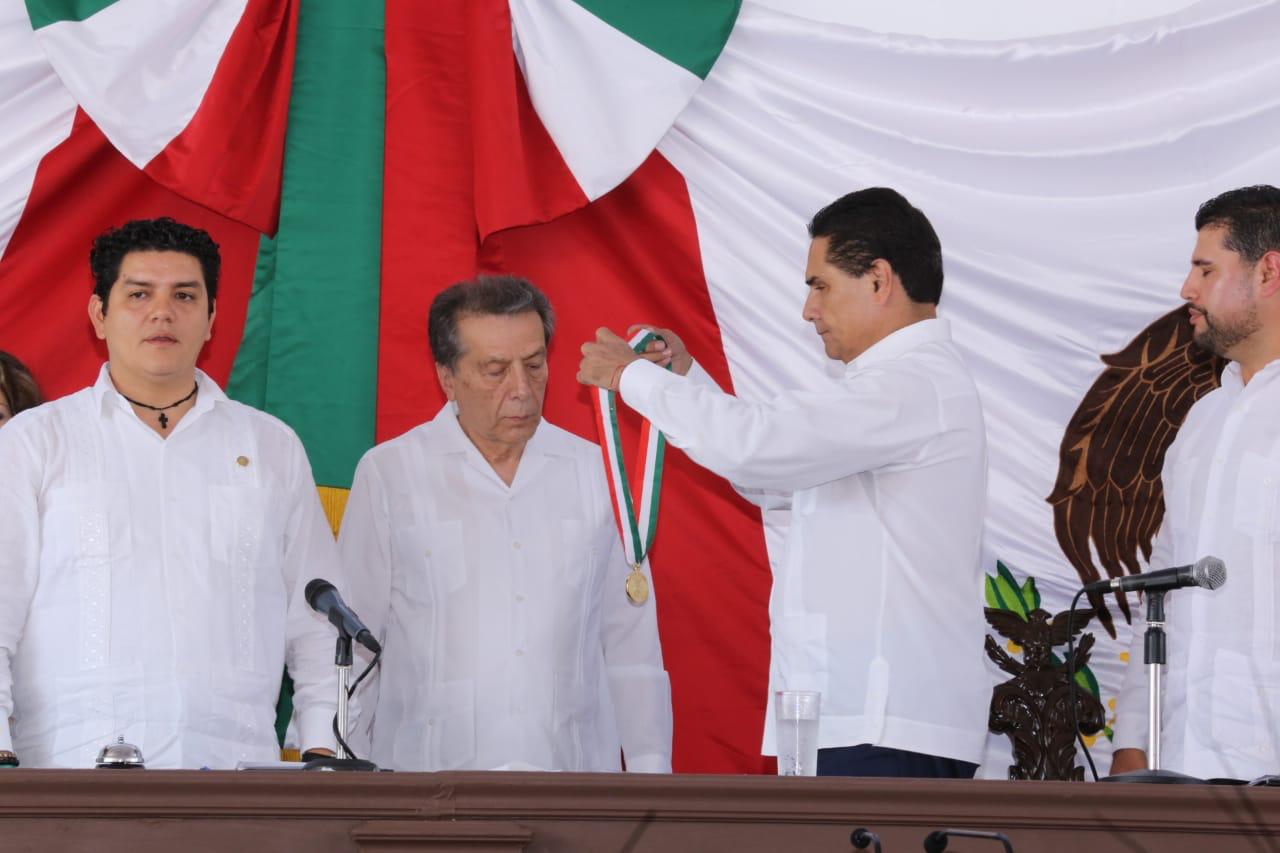 Con diputados faltantes entregan condecoración “Constitución de Apatzingán”