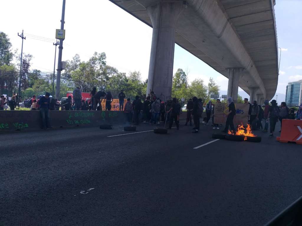 Encapuchados queman llantas y bloquean Periférico