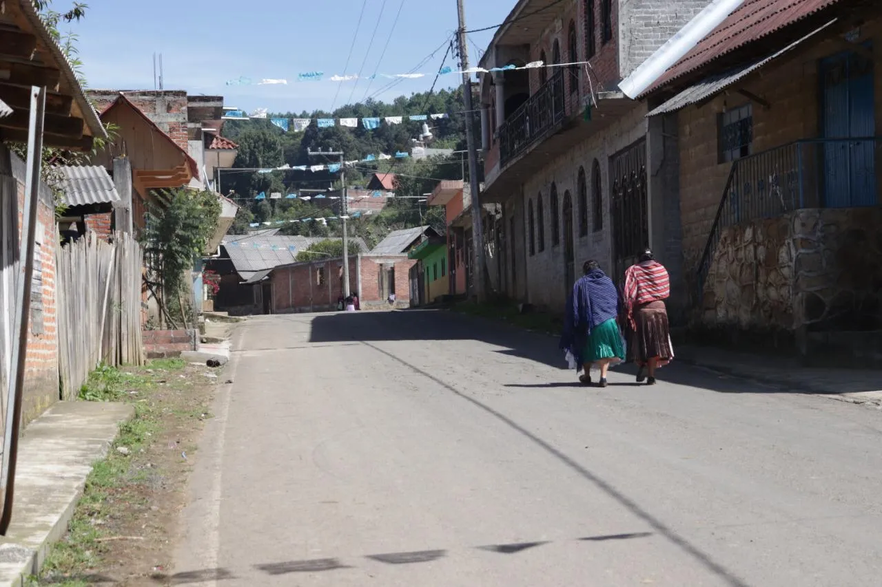 Aquí no está permitido tomar fotos, aquí no estén chingando: habitantes de Urapicho a periodistas