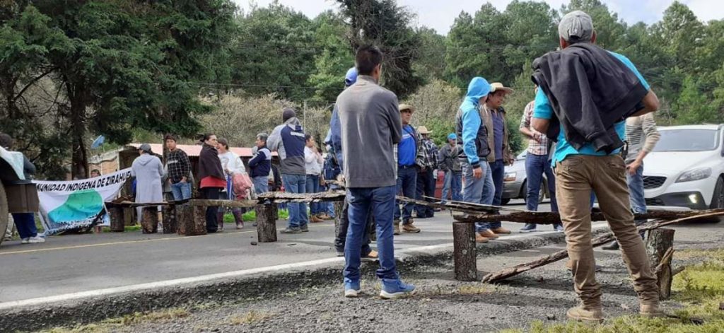 Consejo Indígena bloquea carreteras en Michoacán